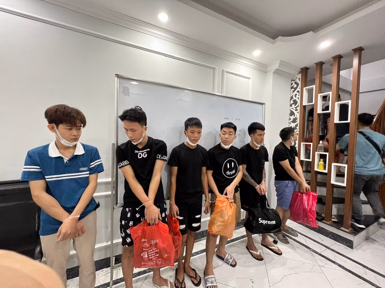 Cụ bà bị chiếm đoạt gần 1,2 tỷ đồng vì dính bẫy nhóm bác sĩ rởm mời mua thuốc đông y -0
