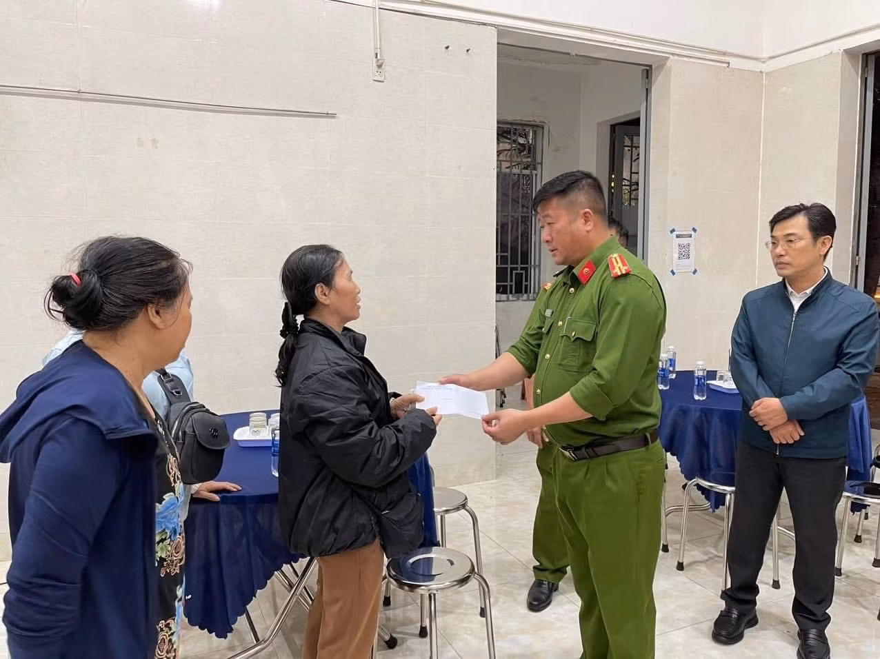 Công an Đà Nẵng hỗ trợ gia đình nhân viên bảo vệ tử vong trong vụ cướp ngân hàng -0