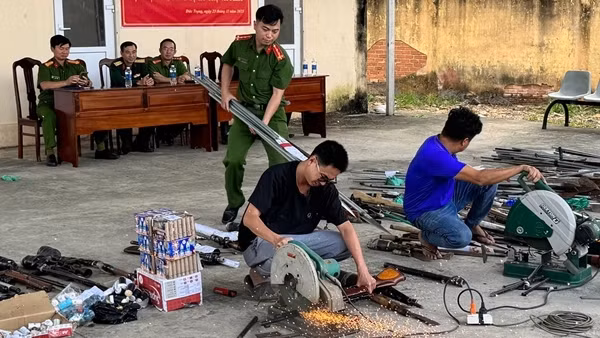 Tiêu hủy hàng chục khẩu súng, vũ khí tự chế thu giữ trong dân