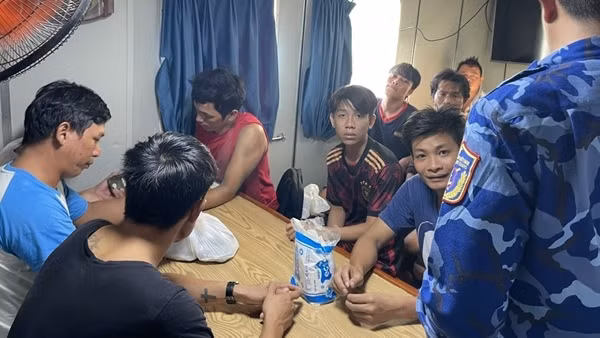 Đưa 14 ngư dân tàu cá bị nạn trên biển vào đất liền an toàn