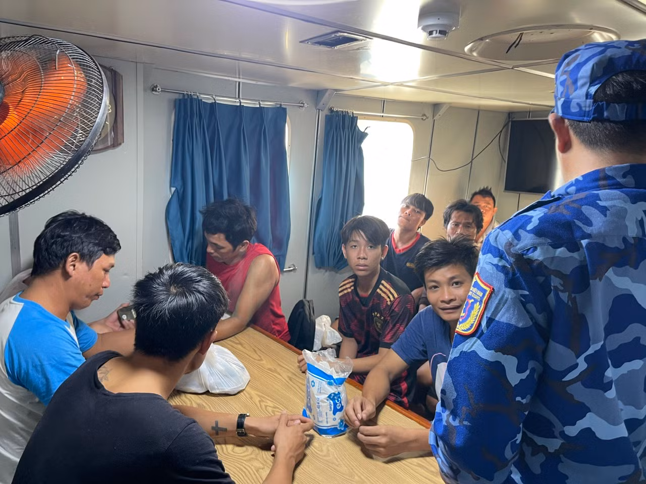 Đưa 14 ngư dân tàu cá bị nạn trên biển vào đất liền an toàn -0