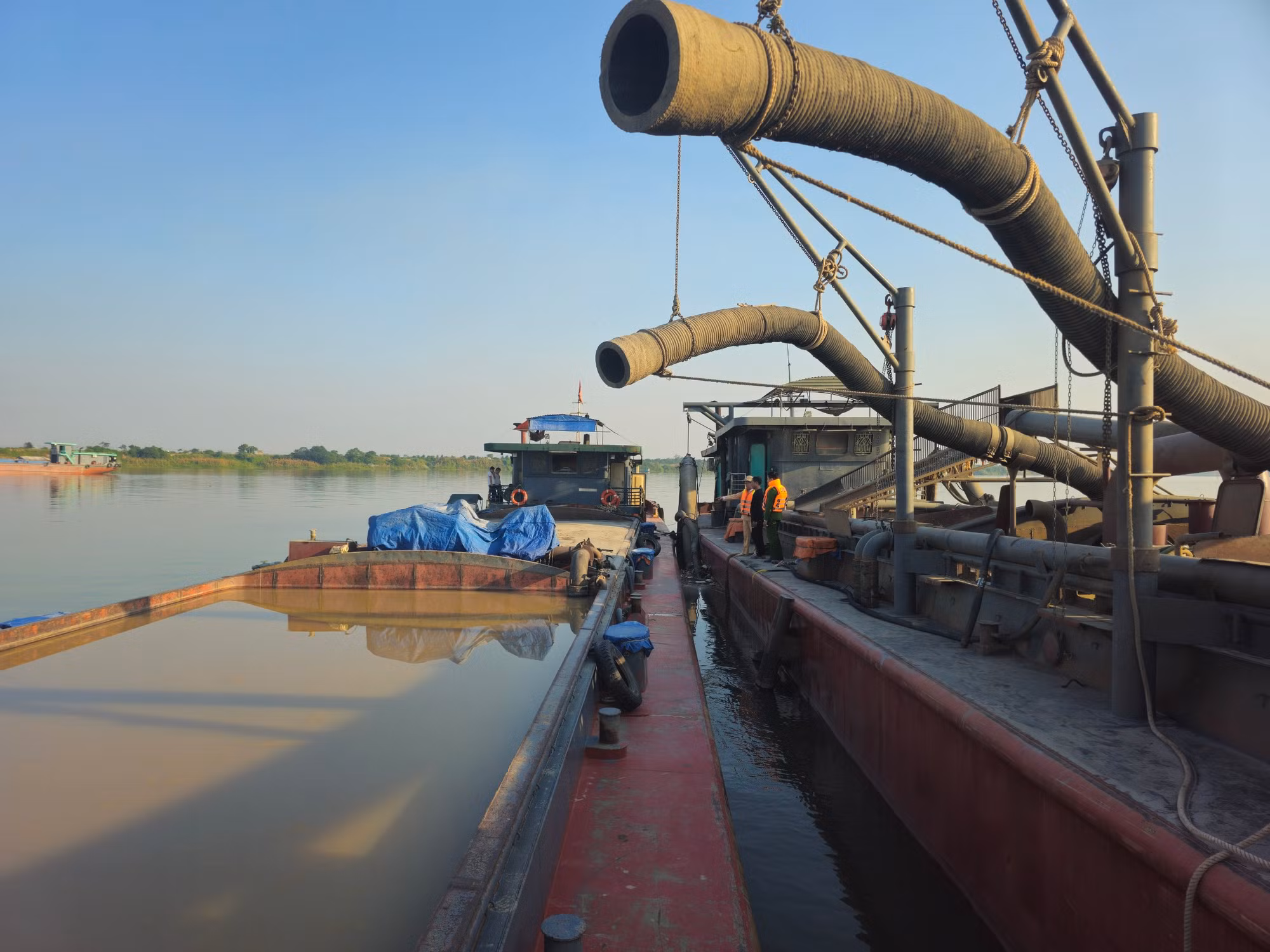 Cảnh sát giao thông bắt quả tang 2 tàu hút cát trái phép lúc nửa đêm -1