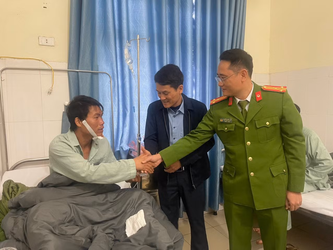 Xuyên rừng trong đêm tìm và cứu hộ phi công dù lượn gặp nạn -0