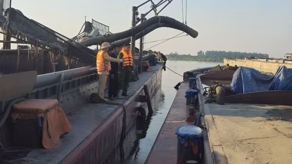 CSGT bắt quả tang 2 tàu hút cát trái phép lúc nửa đêm