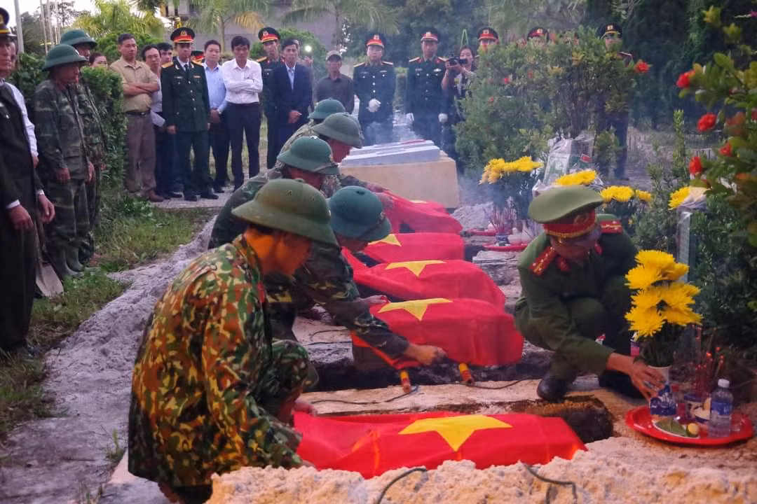 Tìm thấy nhiều hài cốt liệt sĩ kèm di vật có thông tin -0
