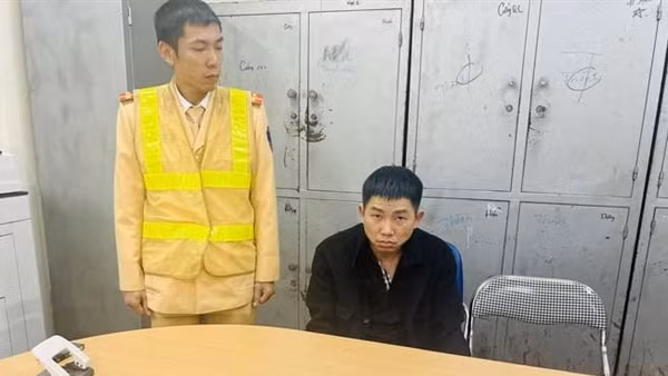 CSGT Lào Cai bắt đối tượng&nbsp;tàng trữ ma túy hồng phiến