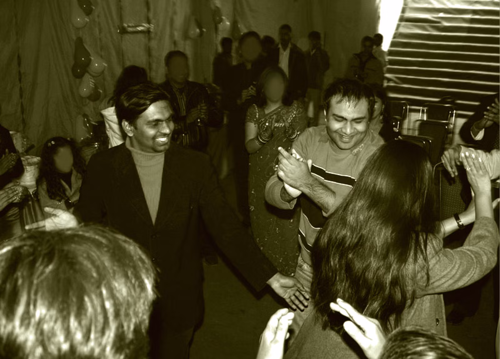 hai anh em rajat (ph-i) và anuj khare là ngu-i sáng l-p ra appin.jpg -0