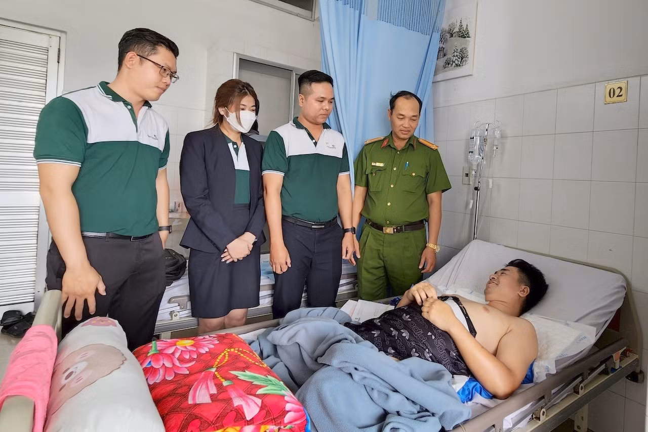 Thăm hỏi, trao thỗ trợ Đại úy Trần Hoàng Ngôi -0