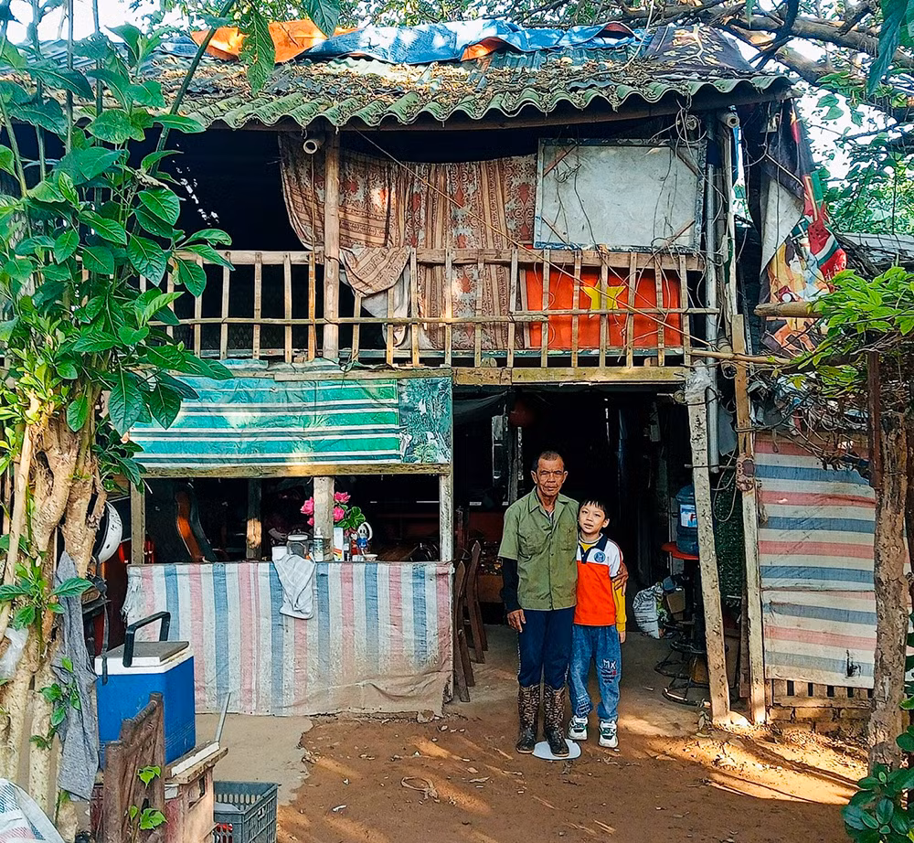 Lão ngư xóm Phao giữa sông Hồng -0