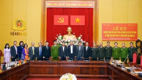 Bộ Công an và Bộ Tư pháp ký kết Chương trình phối hợp về trực trợ giúp pháp lý trong điều tra hình sự
