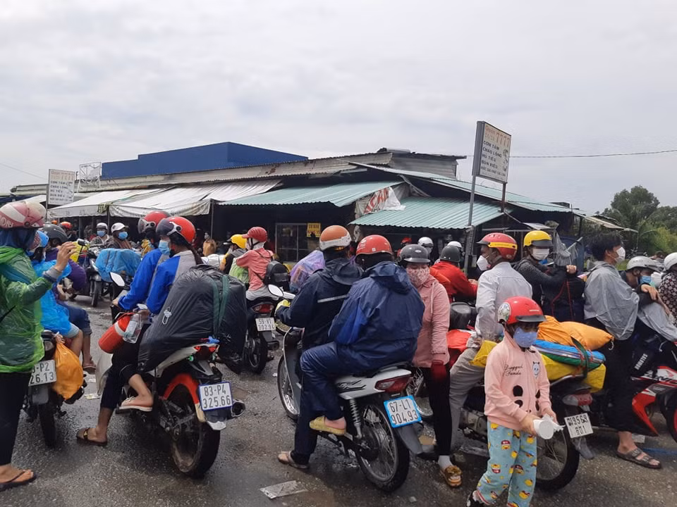 Hơn 1.000 người tự ý điều khiển xe máy về quê bị kẹt tại Đức Hòa, Long An -0
