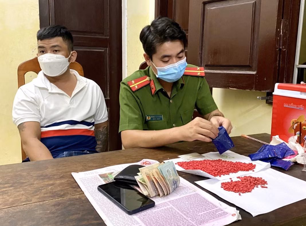 Bắt 3 đối tượng thu giữ hơn 11.000 viên ma túy tổng hợp cùng 2 bánh heroin -0