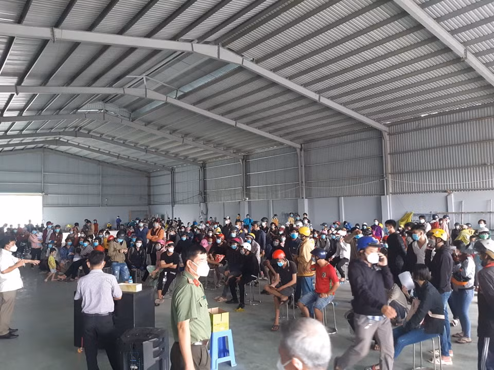Hơn 1.000 người tự ý điều khiển xe máy về quê bị kẹt tại Đức Hòa, Long An -0