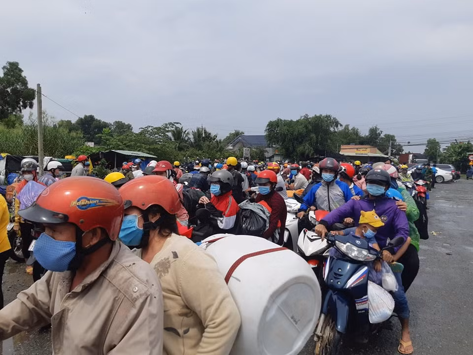 Hơn 1.000 người tự ý điều khiển xe máy về quê bị kẹt tại Đức Hòa, Long An -1