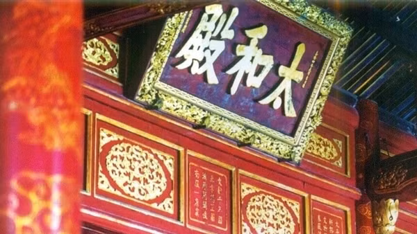 Bảo tồn di sản thơ văn trên kiến trúc cung đình Huế