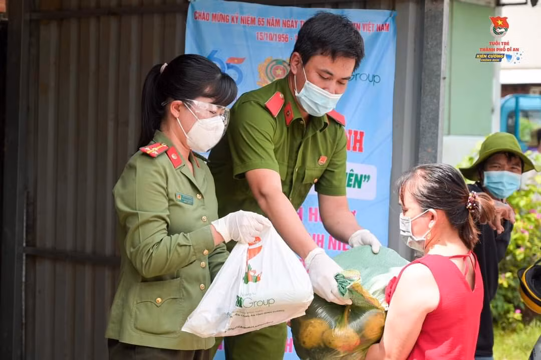 Bình Dương vận động hàng trăm người dân về quê tự phát trở lại nơi tạm trú -0