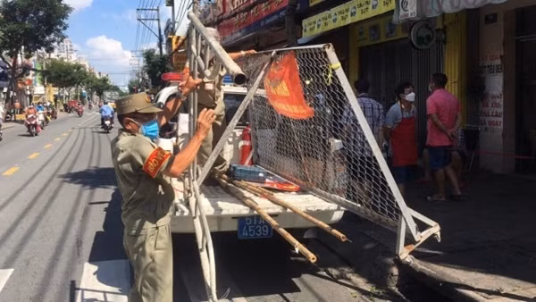 Ngày “bình thường mới" đầu tiên tại TP Hồ Chí Minh ảnh 17