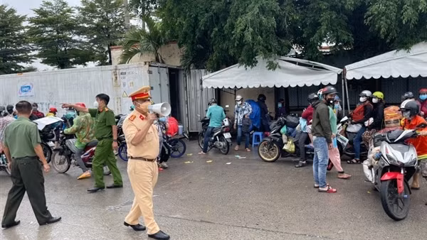 Hỗ trợ thức ăn, nước uống cho người dân tự phát về quê tại các chốt ảnh 12