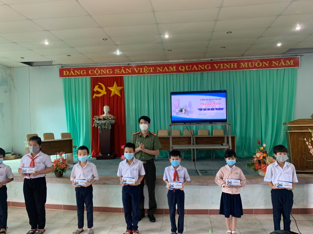 Công an thị xã Phú Mỹ tặng điện thoại “Tiếp sức em đến trường” -0