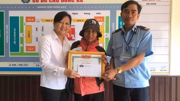 Người phụ nữ bán vé số dạo nhặt được vàng trả lại người đánh rơi