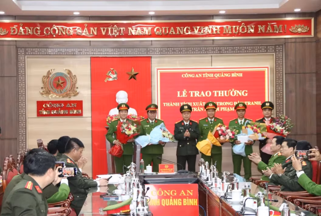 Nhiều đơn vị được khen thưởng đột xuất về phòng chống tội phạm -0