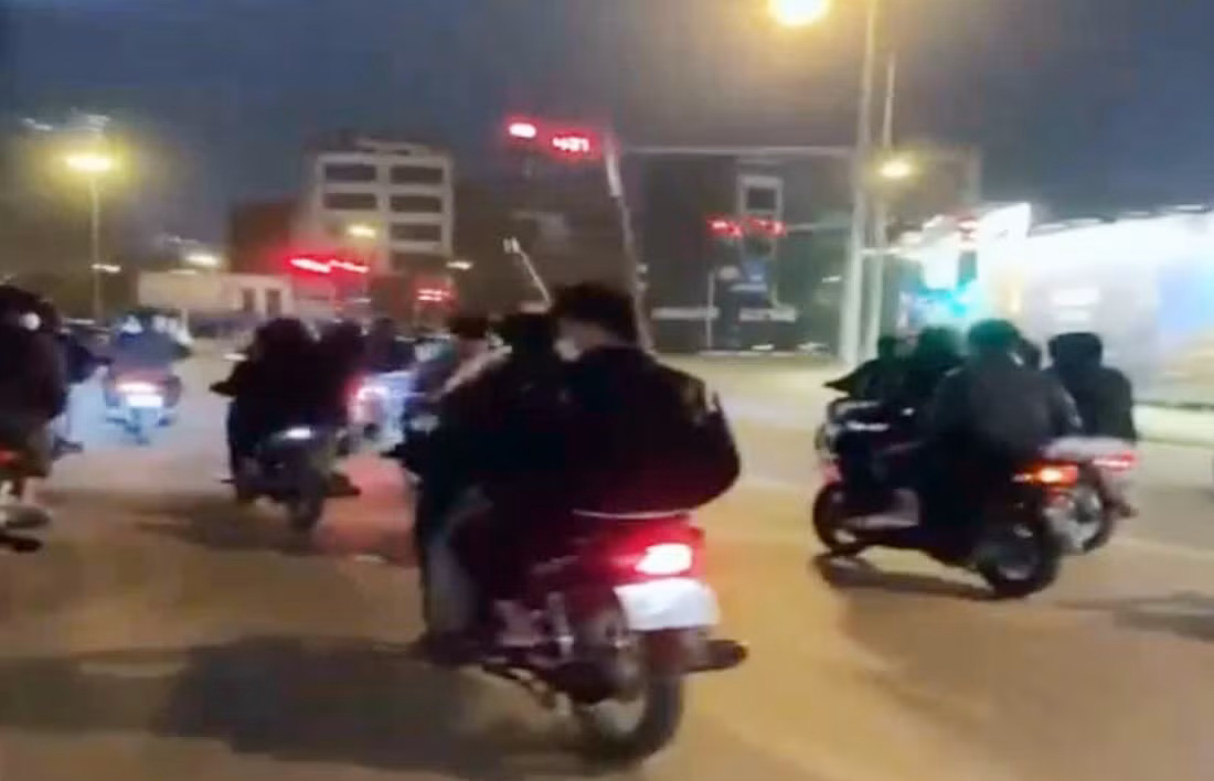 Ngăn chặn hàng chục thanh thiếu niên mang hung khí “phóng lợn” hỗn chiến -0