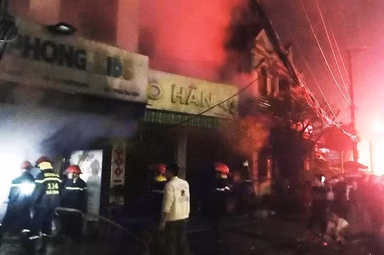 Kịp thời cứu 4 người ra khỏi đám cháy trong shop quần áo trẻ em -1