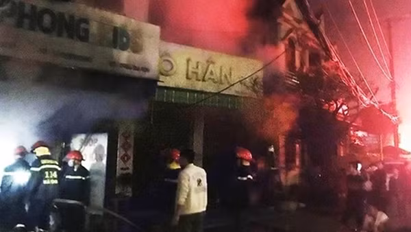 Kịp thời cứu 4 người ra khỏi đám cháy shop quần áo trẻ em