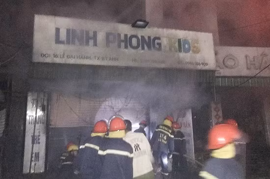 Kịp thời cứu 4 người ra khỏi đám cháy trong shop quần áo trẻ em -0