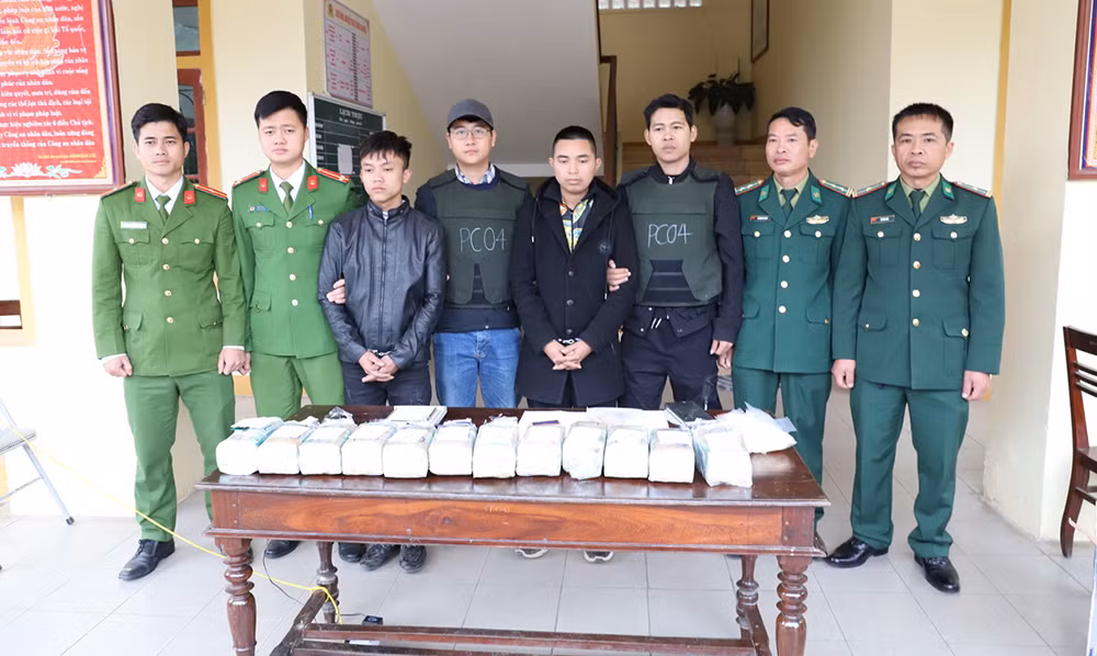 cac ?oi tu ong bi bat giữ cùng tang vật.jpg -0
