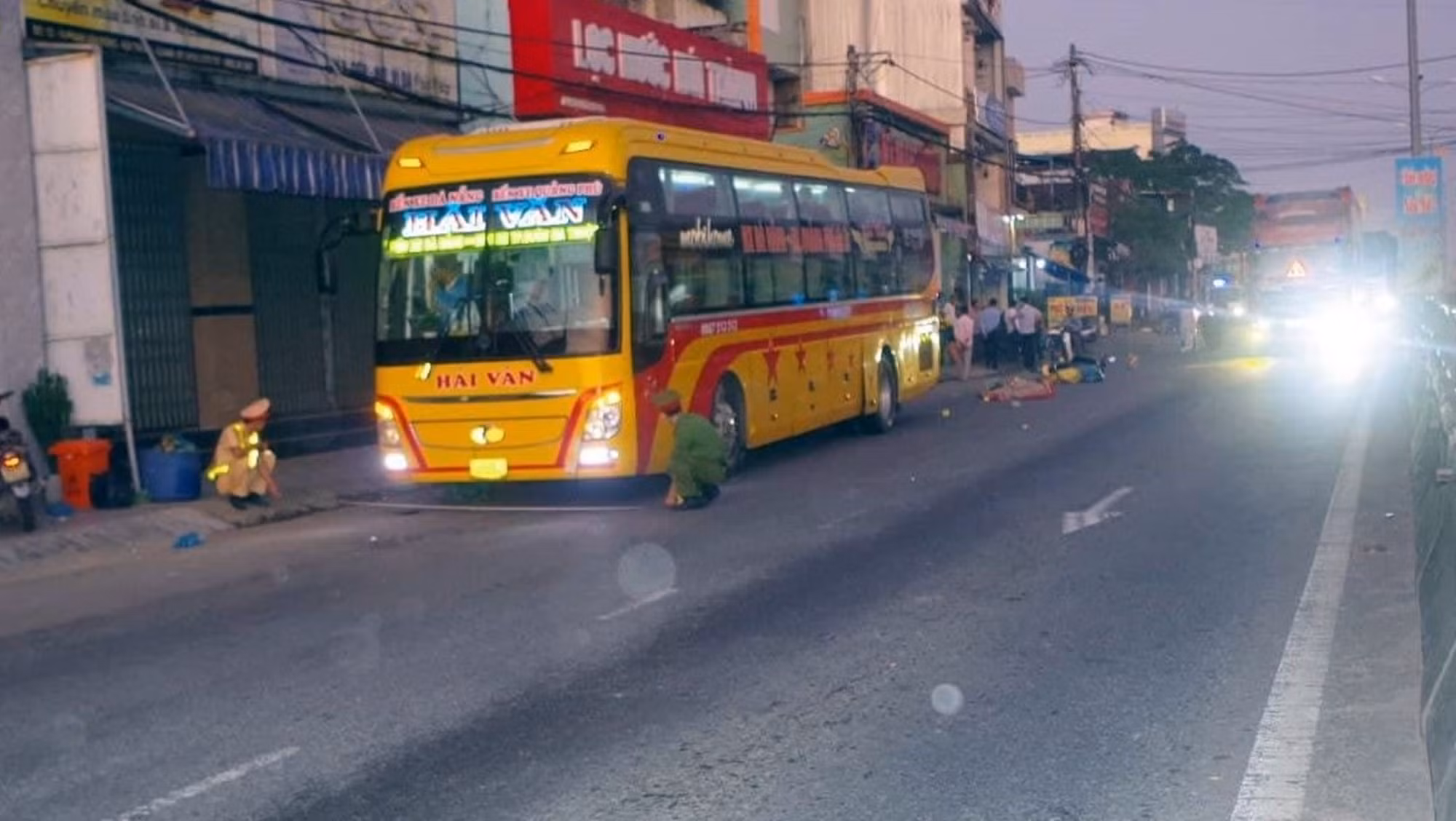 Va chạm ôtô khách, người phụ nữ đi xe máy tử vong -0