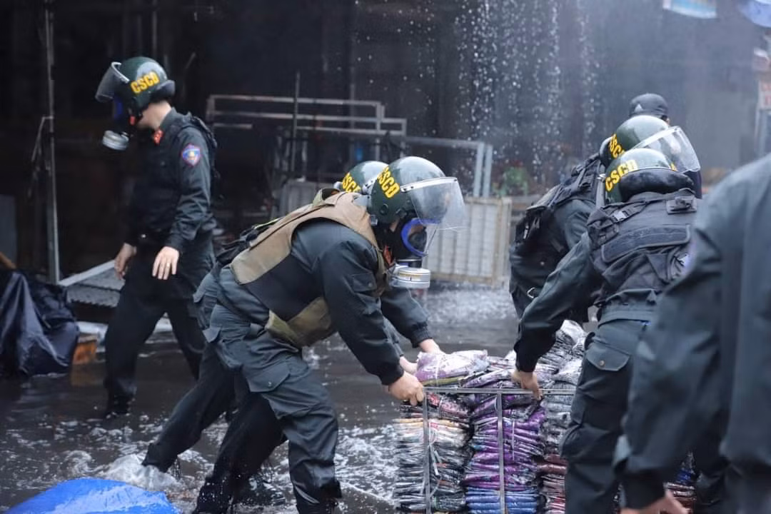 Nhiều tiểu thương trắng tay sau hỏa hoạn tại chợ đầu mối Tam Bạc lớn nhất Hải Phòng -5