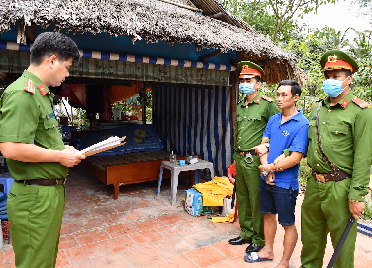 Bắt nhóm đối tượng đánh chồng người vay tiền nhập viện -0