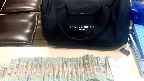 Bỏ quên túi hàng hiệu chứa tiền tỷ tại sân bay Nội Bài