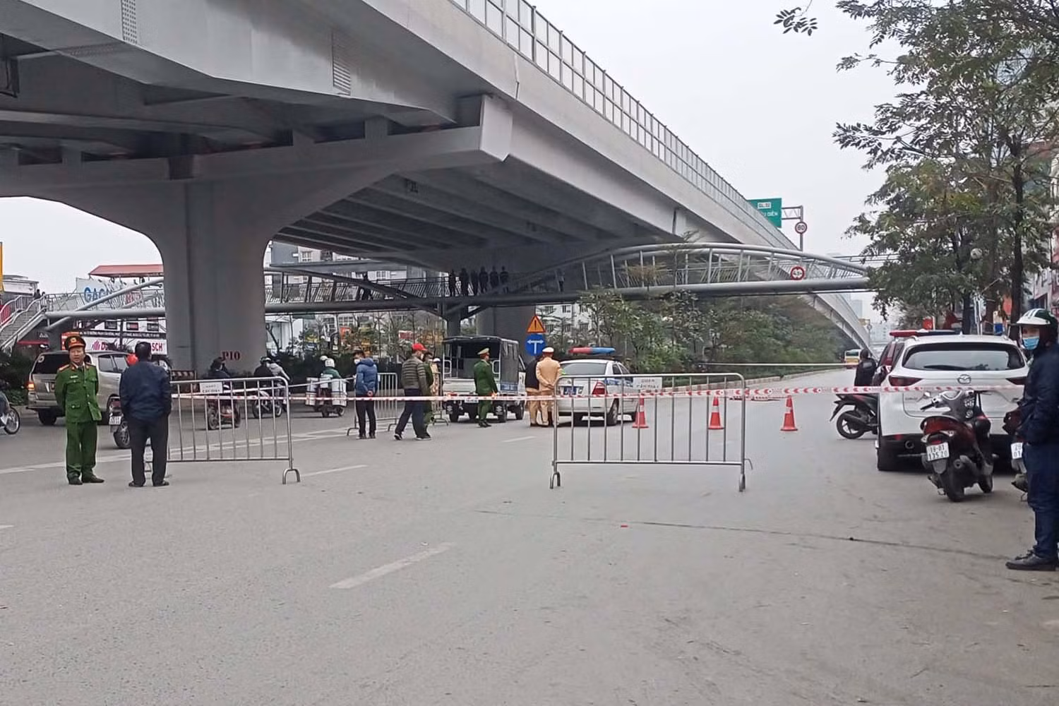 Hai thanh niên đi xe máy lao vào dải phân cách, một người tử vong -0