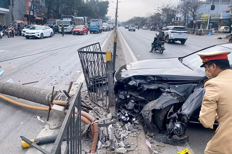 Lái xe đâm đổ cột đèn chắn ngang Quốc lộ 1A -0