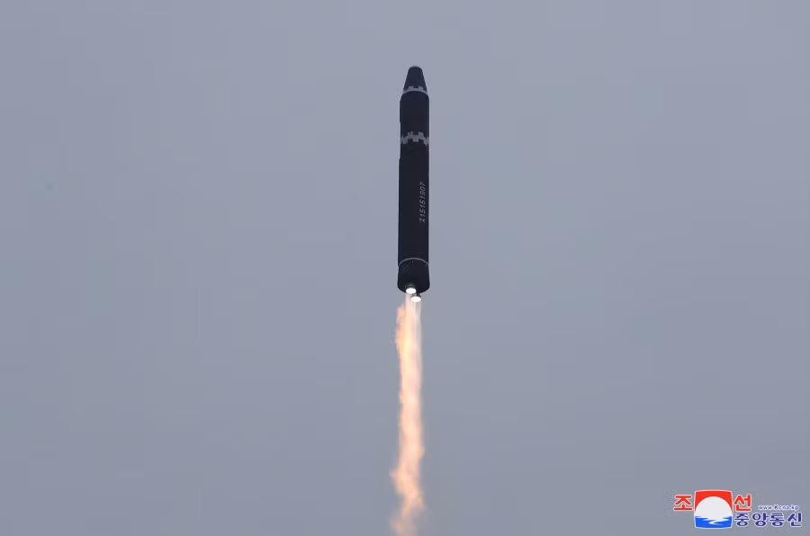 Triều Tiên công bố loạt ảnh xác nhận phóng tên lửa ICBM -0