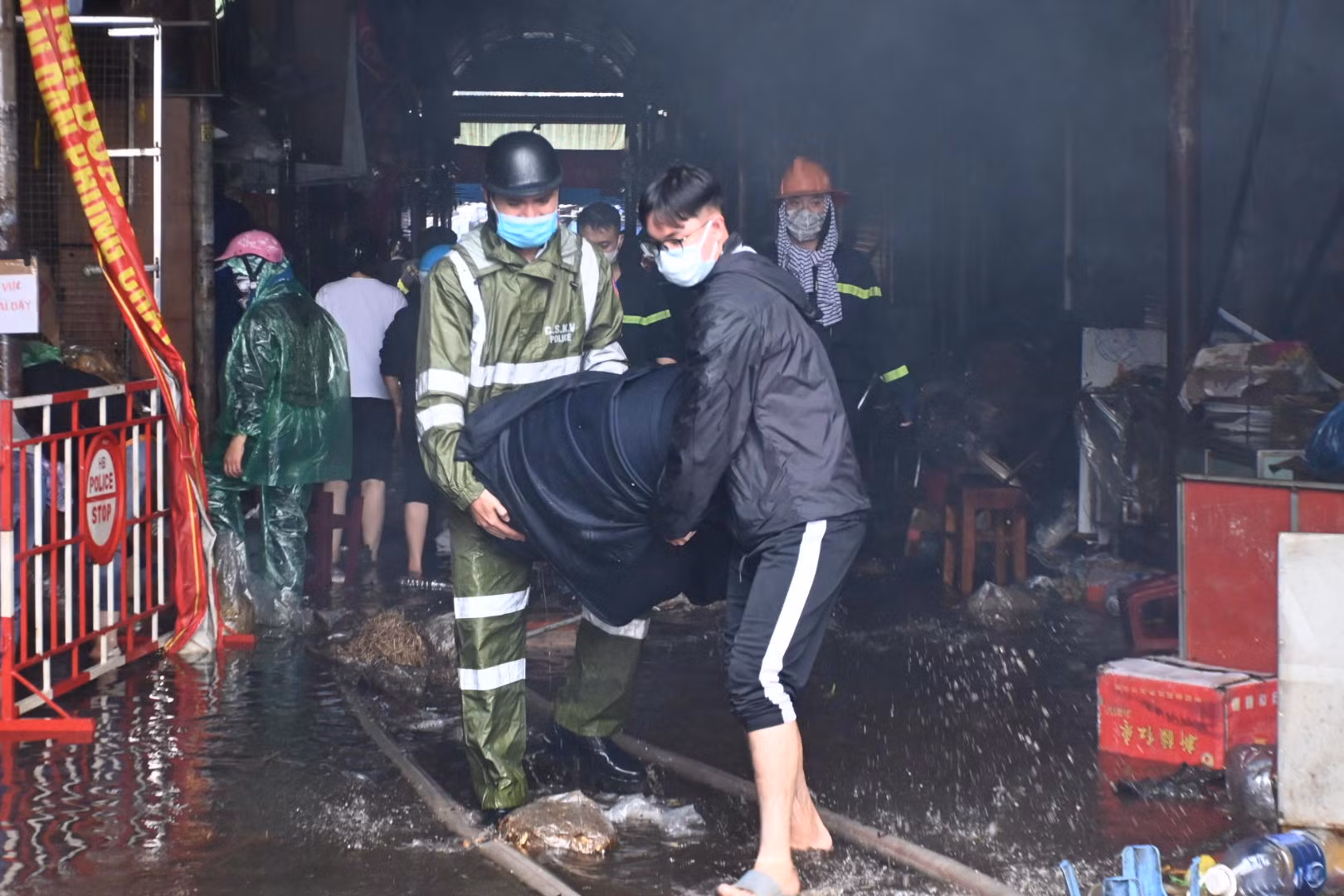 Nhiều tiểu thương trắng tay sau hỏa hoạn tại chợ đầu mối Tam Bạc lớn nhất Hải Phòng -2