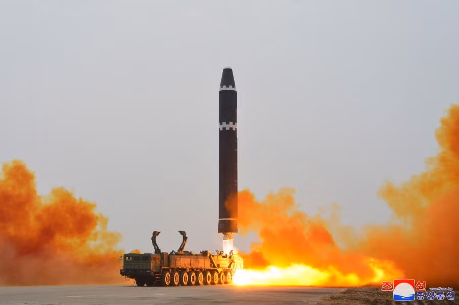 Triều Tiên công bố loạt ảnh xác nhận phóng tên lửa ICBM -0