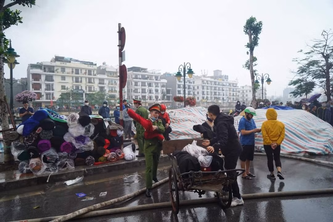 Nhiều tiểu thương trắng tay sau hỏa hoạn tại chợ đầu mối Tam Bạc lớn nhất Hải Phòng -8