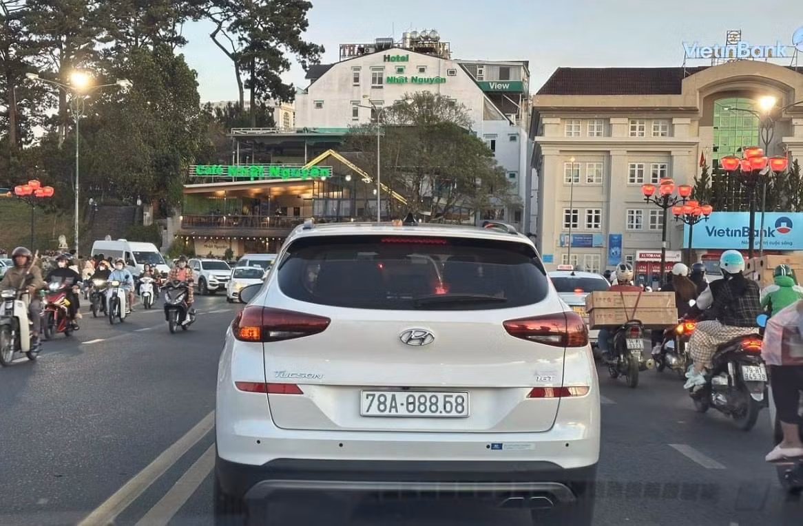 Tránh phạt nguội dùng băng dính thay đổi biển số xe -0