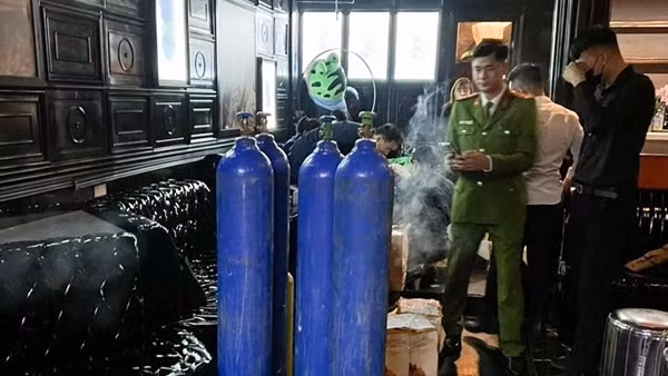 Phát hiện, thu giữ khí cười, rượu lậu trên phố Mã Mây