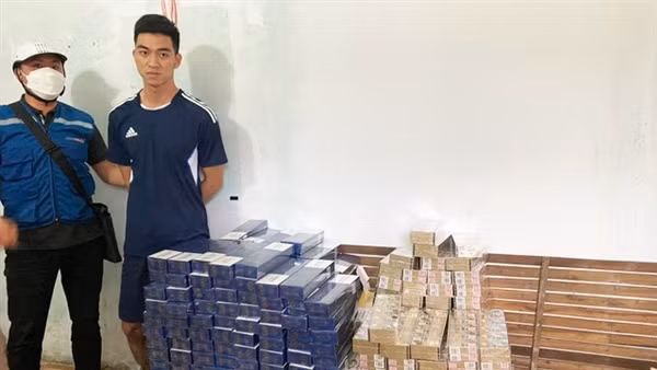 Đi “chợ” mua thuốc lá lậu