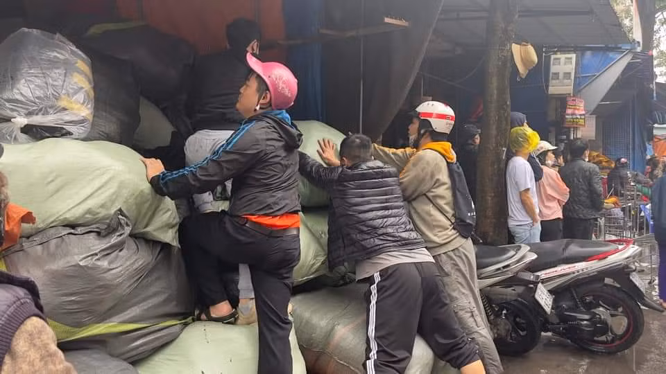 Nhiều tiểu thương trắng tay sau hỏa hoạn tại chợ đầu mối Tam Bạc lớn nhất Hải Phòng -3