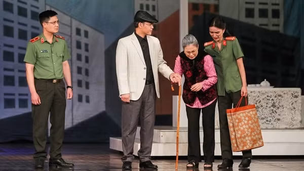 Biểu diễn vở kịch “Cận vệ” – tác phẩm sân khấu ngợi ca lực lượng Cảnh vệ CAND