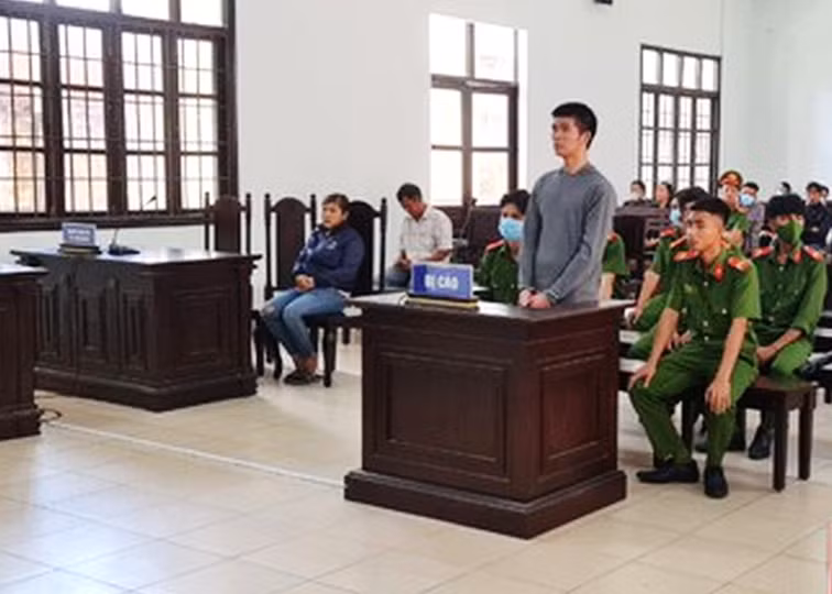 Chém chết dượng, người cháu lãnh án 19 năm tù -0