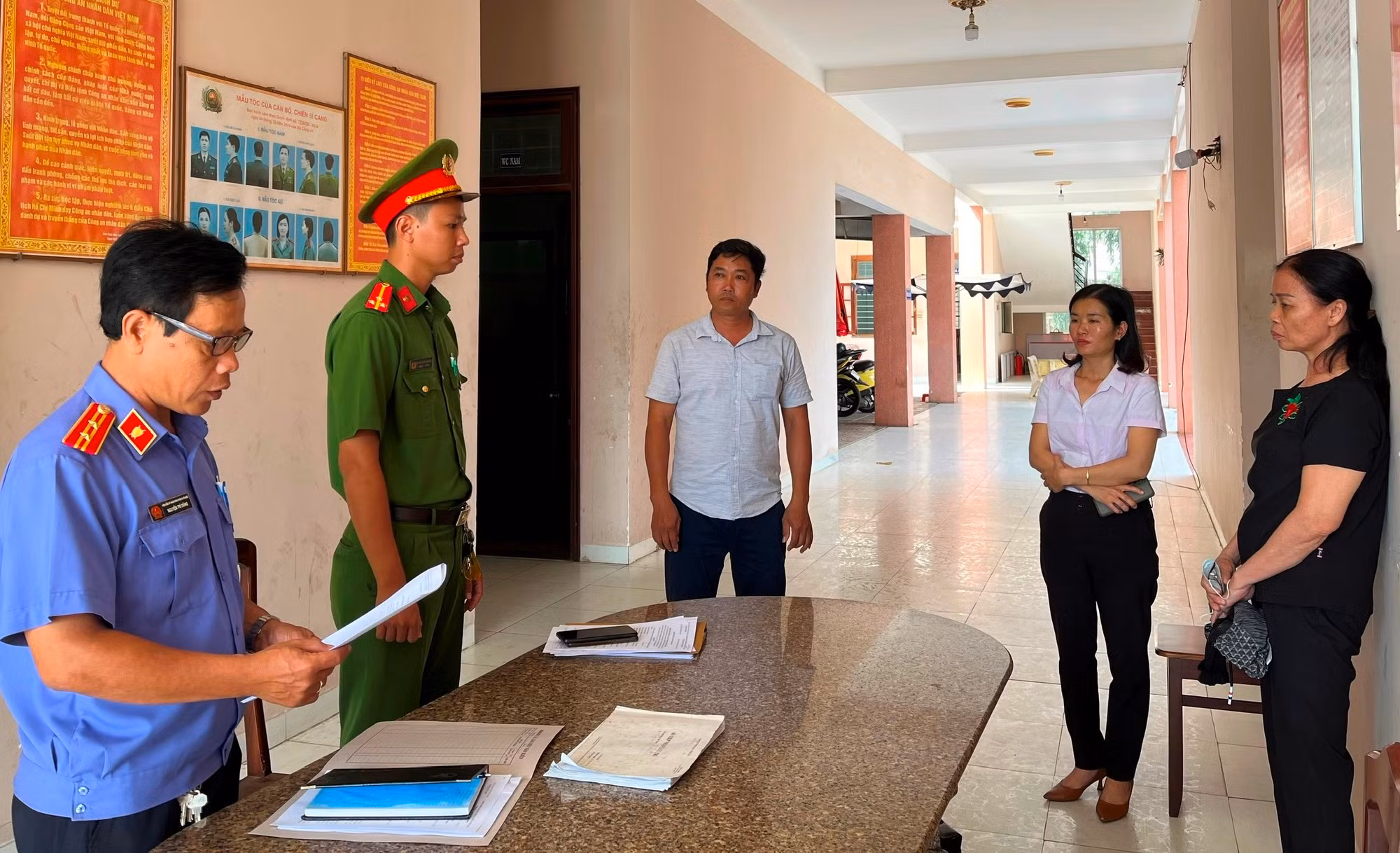 Nguyên hiệu trưởng và kế toán bị bắt giam vì tham ô 25 triệu đồng -1