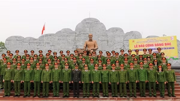 Đại học PCCC báo công dâng Bác và tặng quà các gia đình chính sách