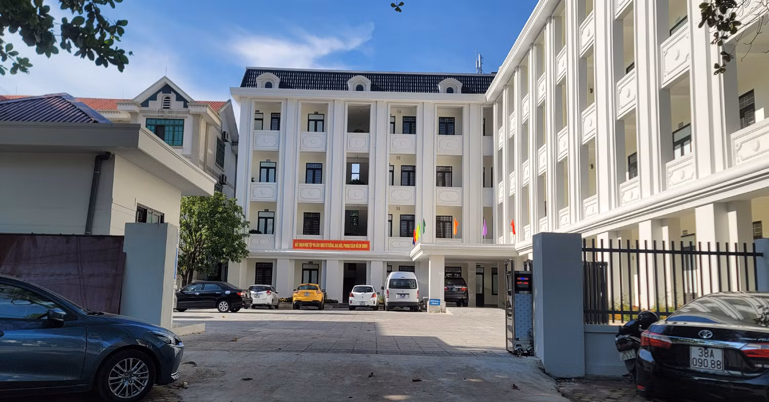 Xem xét kiểm điểm Giám đốc Sở Giáo dục và Đào tạo Hà Tĩnh -0