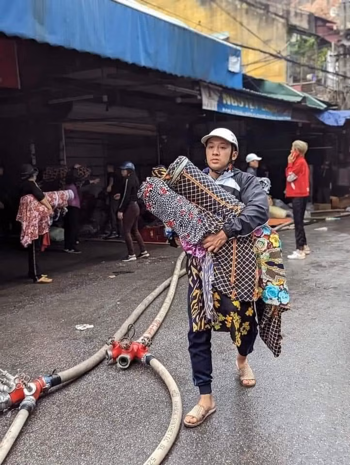 Nhiều tiểu thương trắng tay sau hỏa hoạn tại chợ đầu mối Tam Bạc lớn nhất Hải Phòng -4
